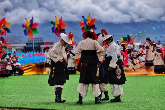 Tibetan Clothing: A Kind of Plateau Costume