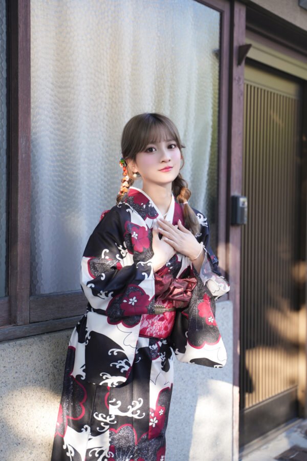 Women's Black/White Traditional Japanese kimono
