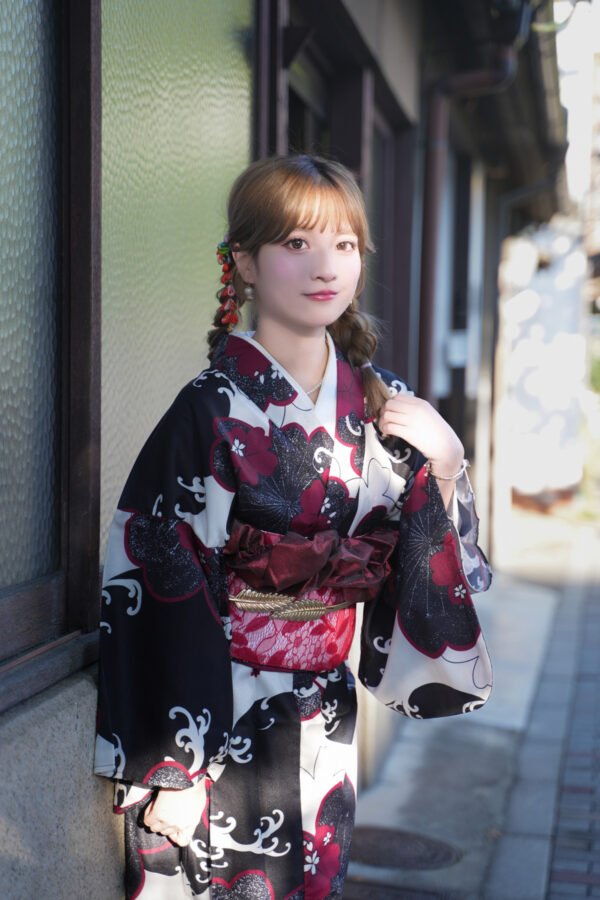 Women's Black/White Traditional Japanese kimono