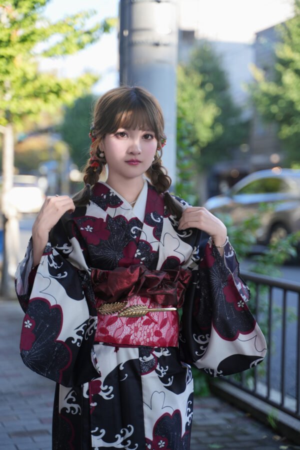 Women's Black/White Traditional Japanese kimono