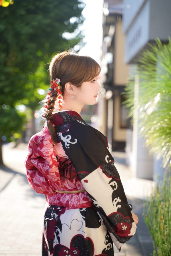 Women's Black/White Traditional Japanese kimono