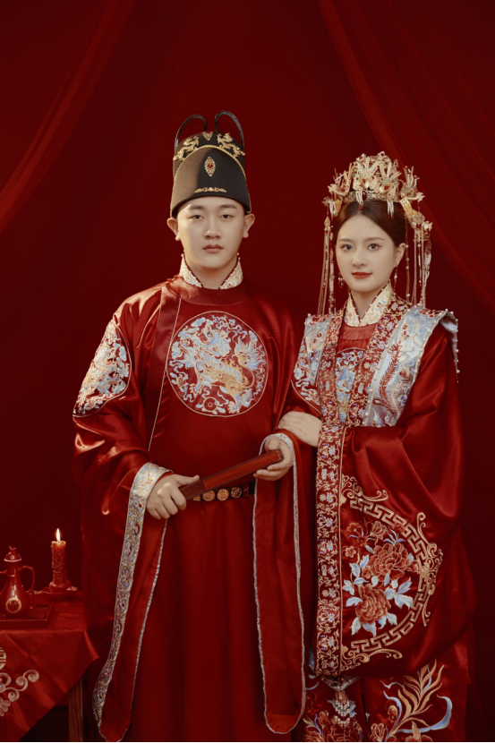 What is the cultural significance of Chinese-style wedding dresses?