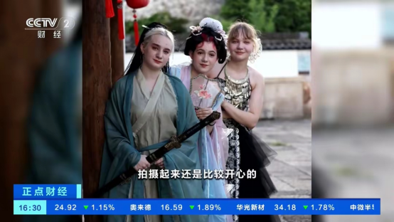 Foreign tourists wearing Hanfu visiting Chinese scenic spots