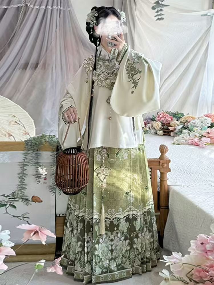 Ming Dynasty Hanfu: Timeless Traditional Chinese Clothing