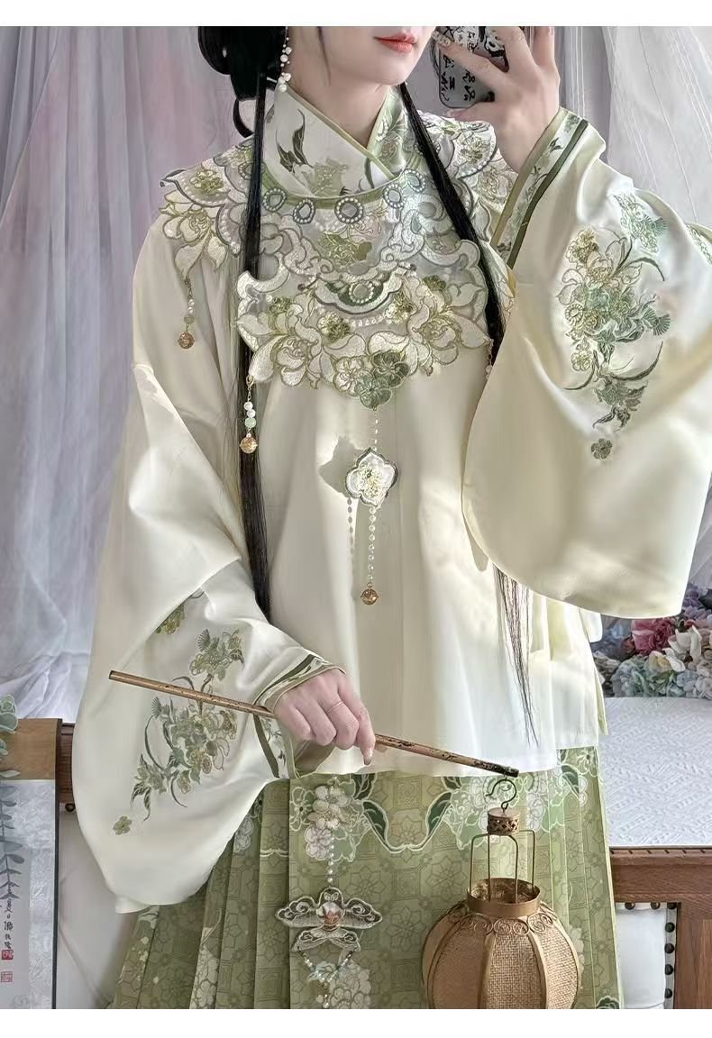 Ming Dynasty Hanfu: Timeless Traditional Chinese Clothing
