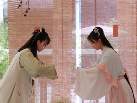 What Are the Etiquettes of Hanfu?