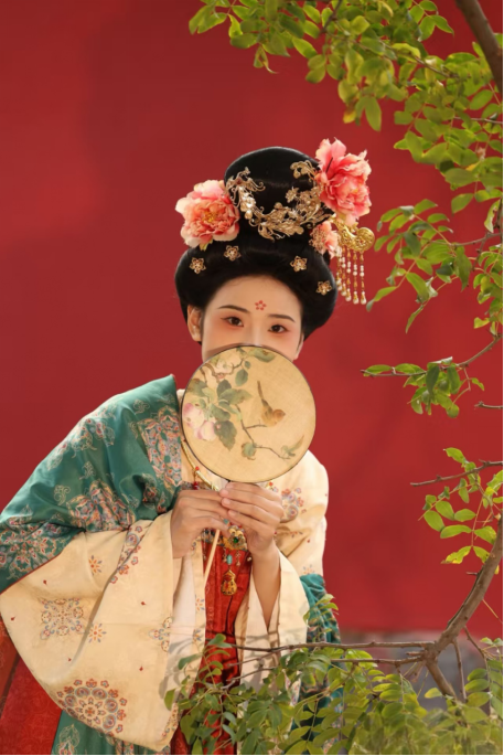How Luoyang Hanfu Became a New Business Card of the Ancient Capital
