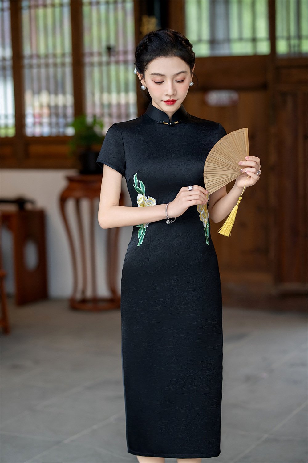high-end Black Embroidered Traditional Chinese cheongsam dress for women