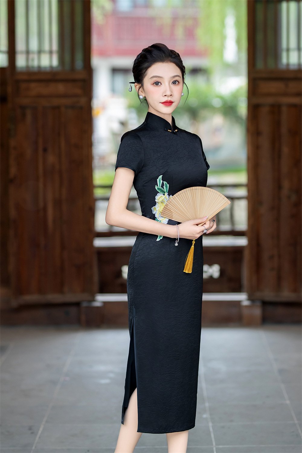 high-end Black Embroidered Traditional Chinese cheongsam dress for women