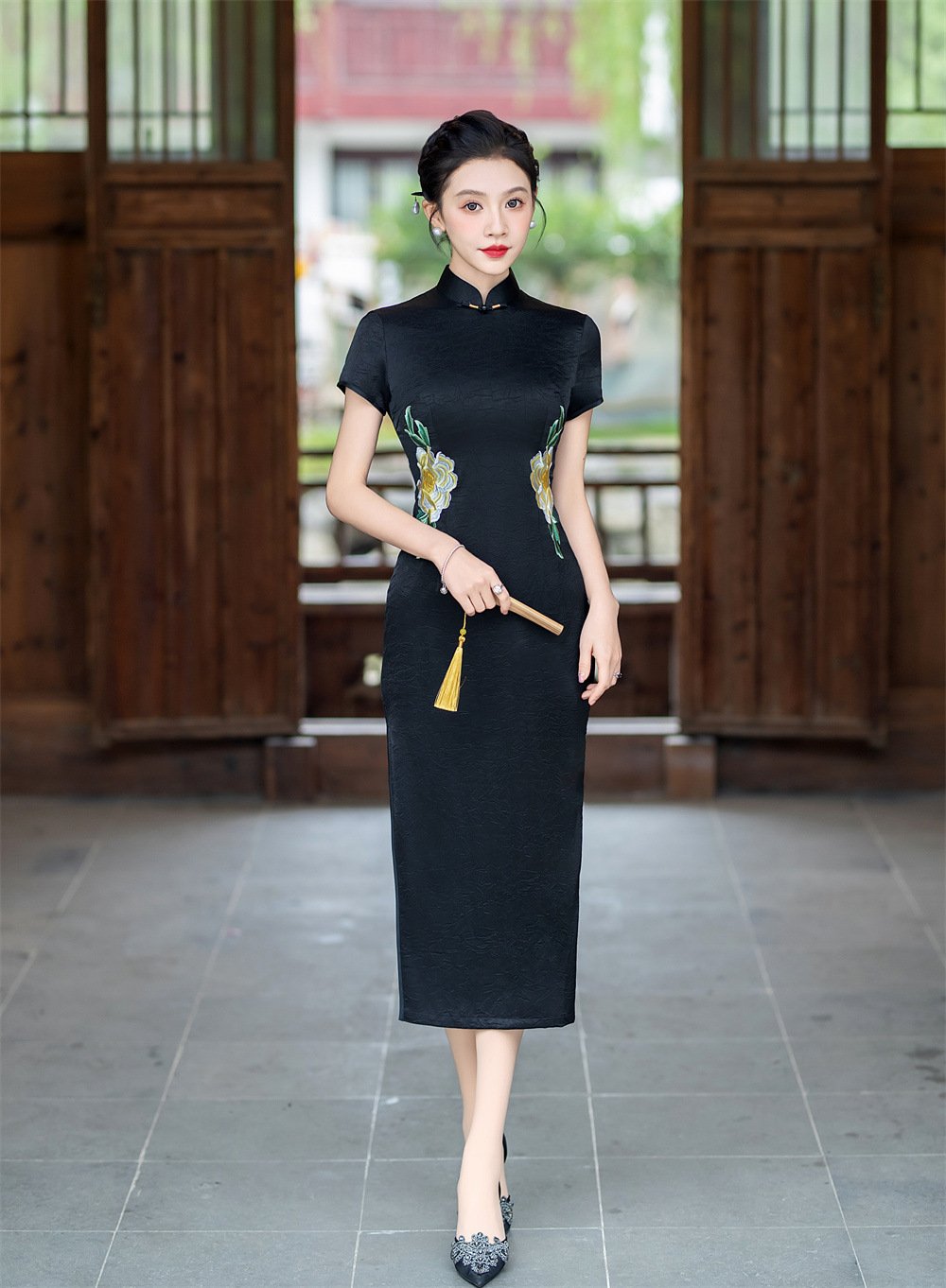 high-end Black Embroidered Traditional Chinese cheongsam dress for women