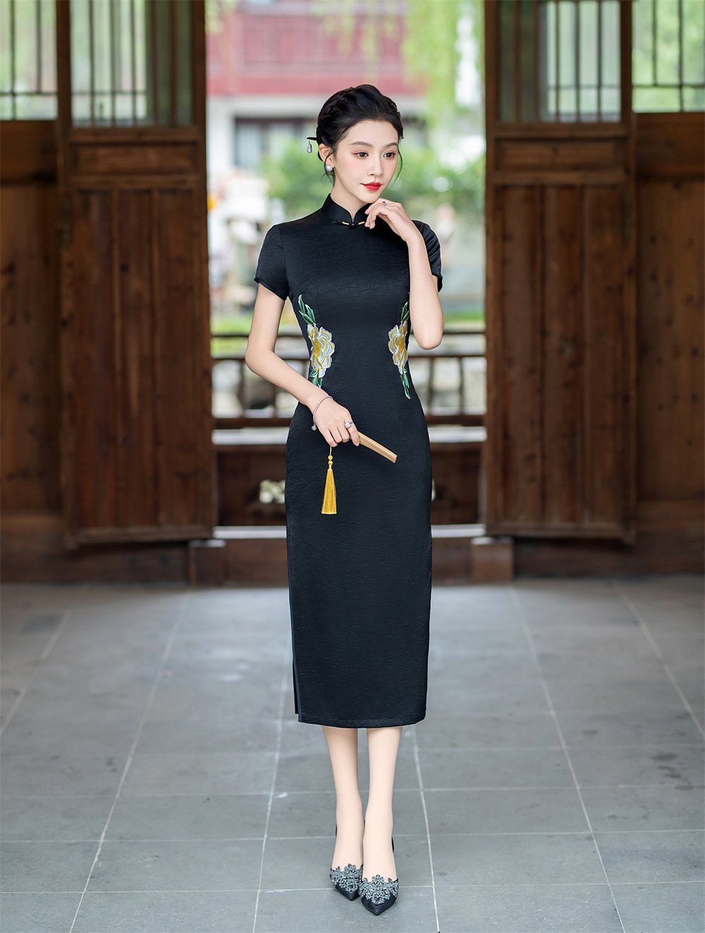 high-end Black Embroidered Traditional Chinese cheongsam dress for women