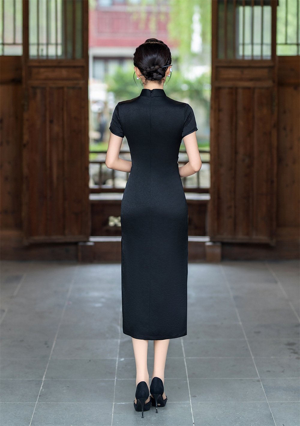 high-end Black Embroidered Traditional Chinese cheongsam dress for women
