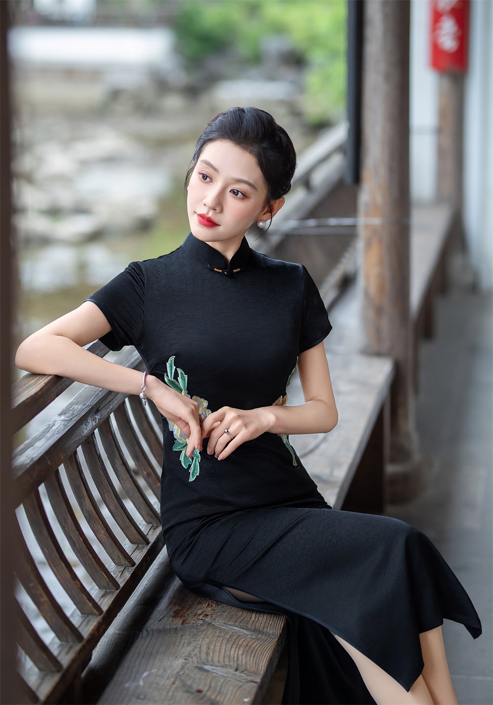 high-end Black Embroidered Traditional Chinese cheongsam dress for women